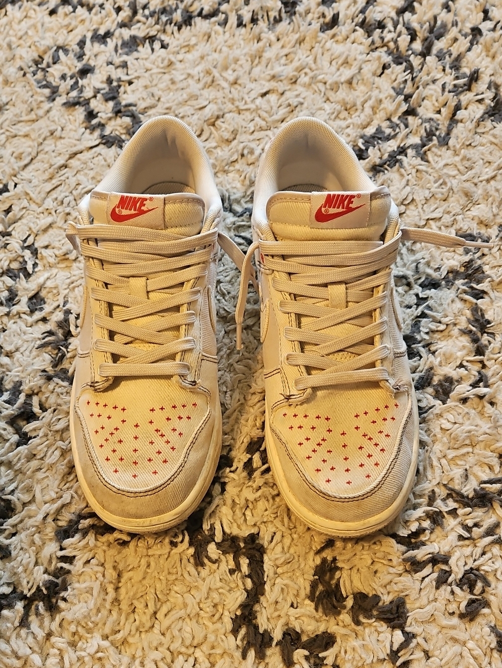 Nike Men’s Cream Low-Top Sneakers with Red Accents